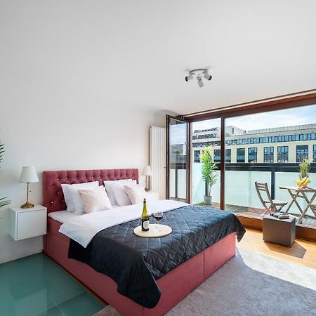 Apartment With Balcony And Parking Near The Prague Museum Екстериор снимка