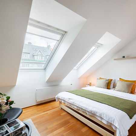 Apartment With Balcony And Parking Near The Prague Museum Екстериор снимка