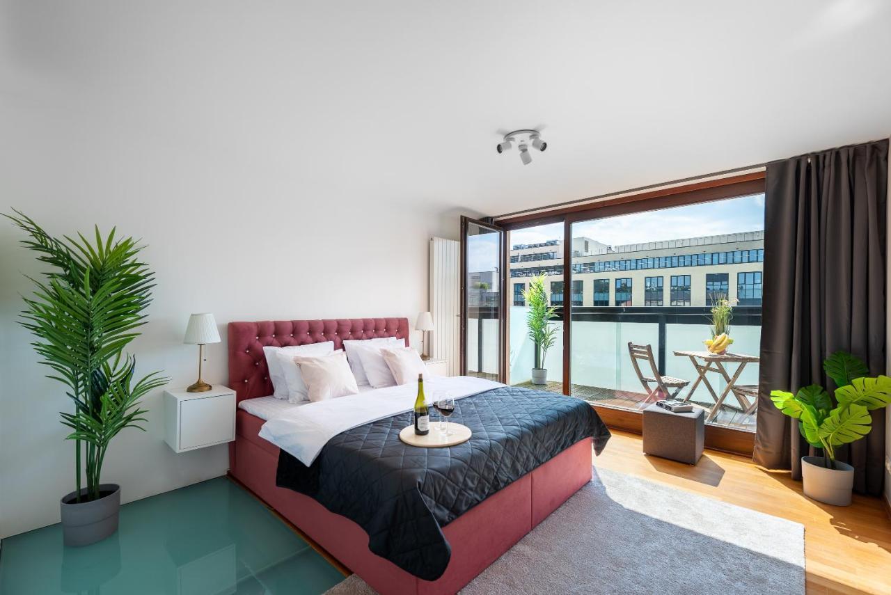 Apartment With Balcony And Parking Near The Prague Museum Екстериор снимка