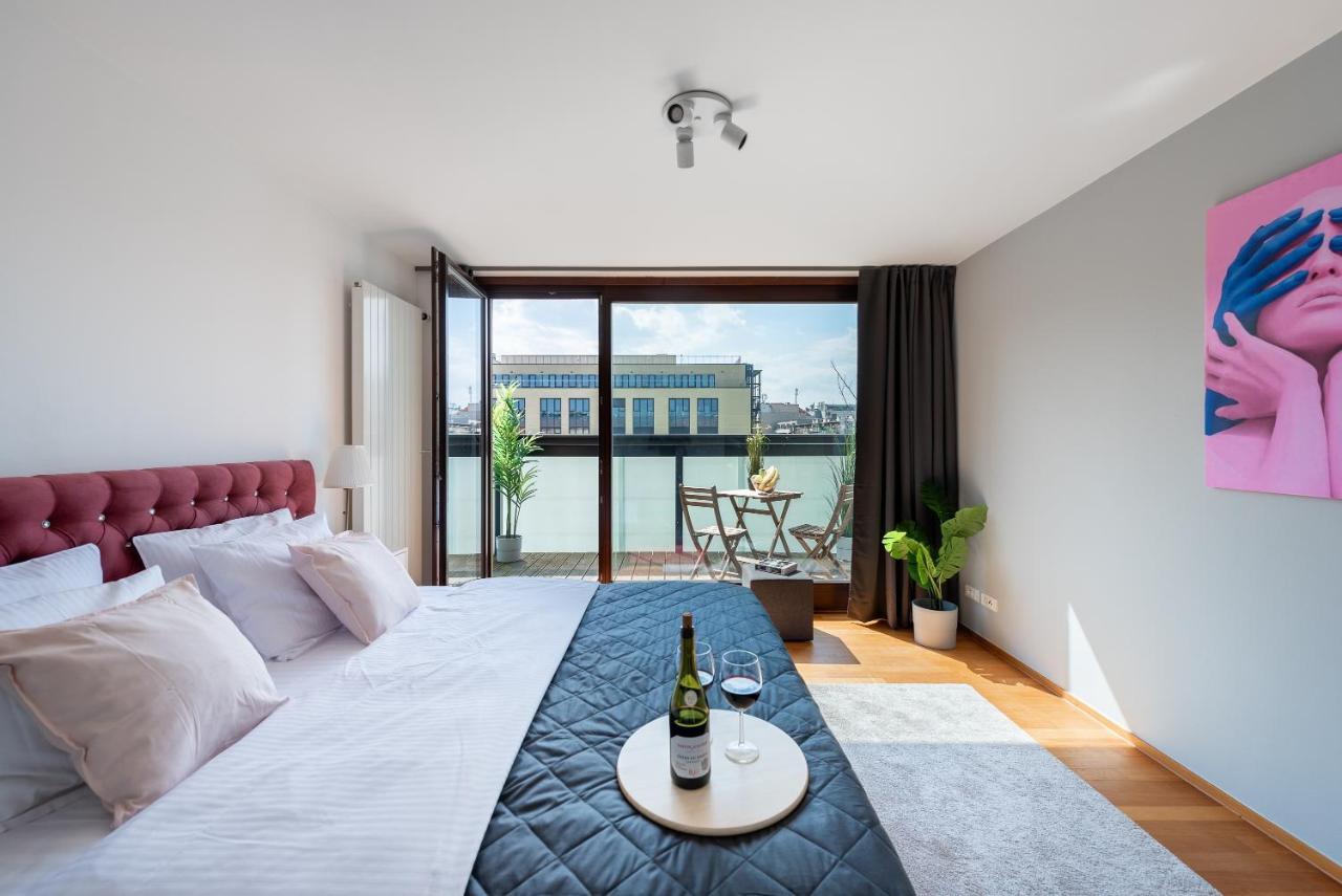 Apartment With Balcony And Parking Near The Prague Museum Екстериор снимка