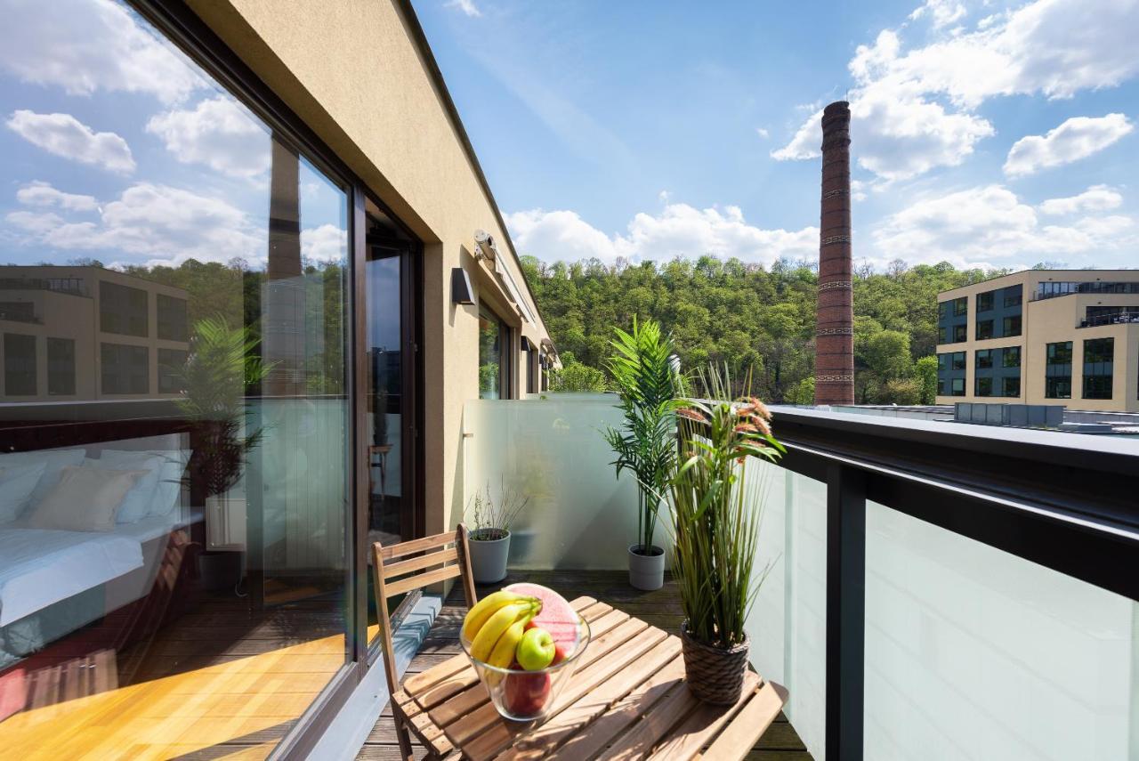 Apartment With Balcony And Parking Near The Prague Museum Екстериор снимка