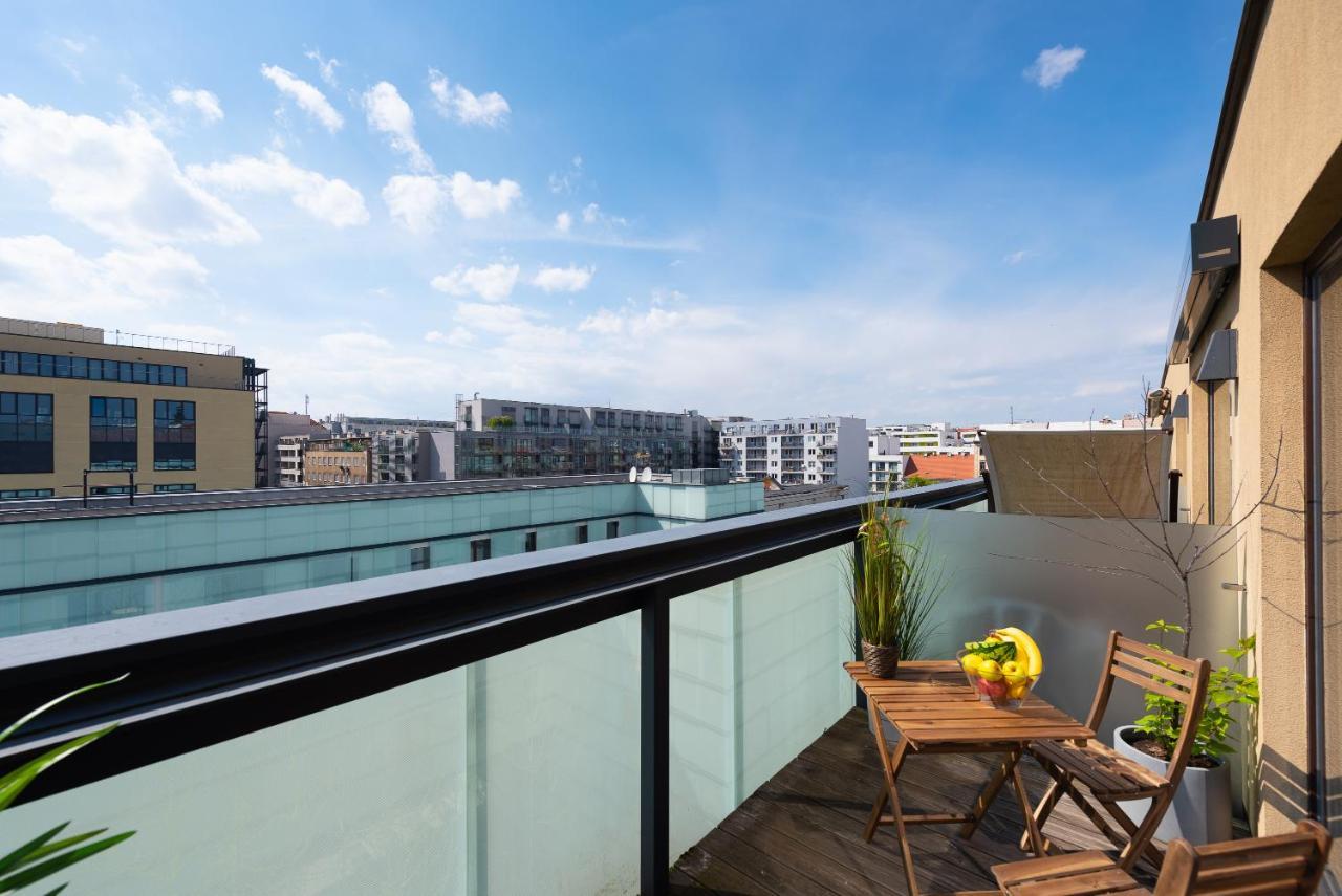 Apartment With Balcony And Parking Near The Prague Museum Екстериор снимка